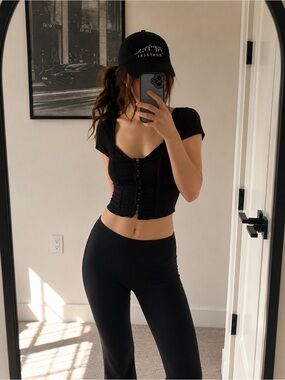 Bozzolo Black Fitted Y2K Crop Top Size Medium 🍒❤️